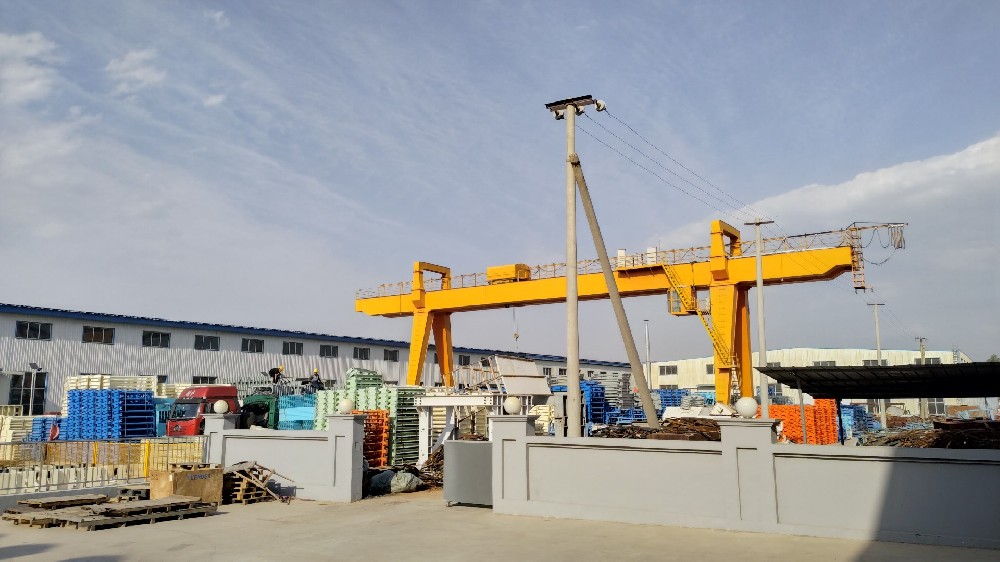 帶式輸送機(jī)，又稱膠帶輸送機(jī)或皮帶機(jī)，是一種廣泛應(yīng)用的連續(xù)式輸送機(jī)械。