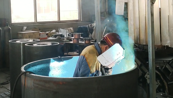 老師傅焊接現(xiàn)場(chǎng)