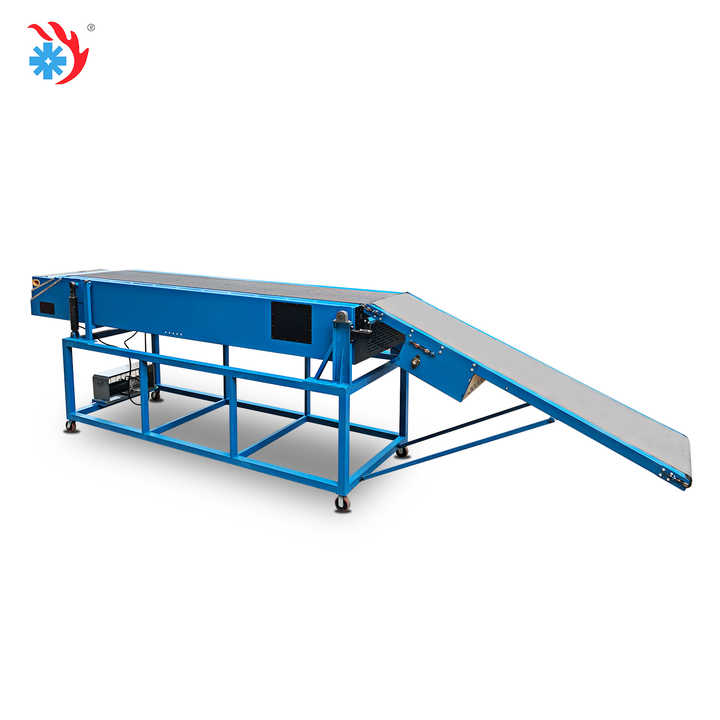 伸縮式帶式輸送機(jī)在礦山中工作的場景