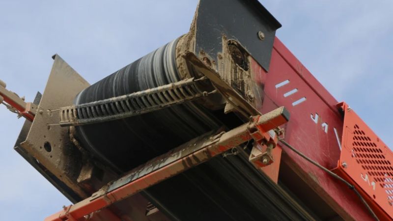 伸縮式帶式輸送機(jī)工作原理詳解：讓物料輸送更靈活高效