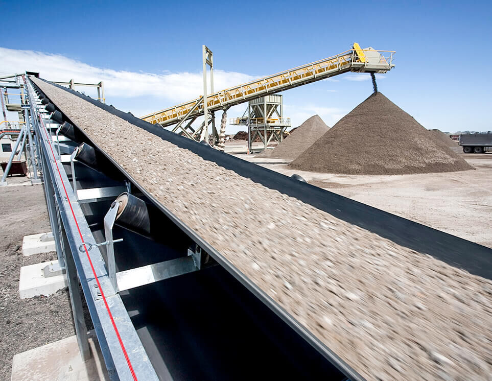 一條寬敞的工廠內(nèi)，一條大型帶式輸送機(jī)正在高速運(yùn)轉(zhuǎn)，將物料從一端傳送到另一端，展現(xiàn)出高效的物流傳輸場景