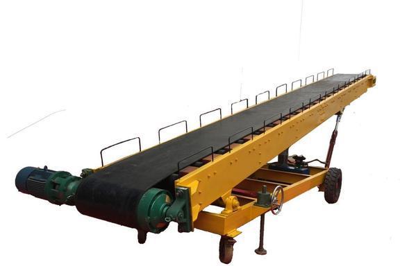 帶式輸送機(jī)上堆滿了各種貨物，貨物被穩(wěn)穩(wěn)地固定在輸送帶上，隨著輸送帶的移動(dòng)而緩慢前進(jìn)，細(xì)節(jié)清晰可見